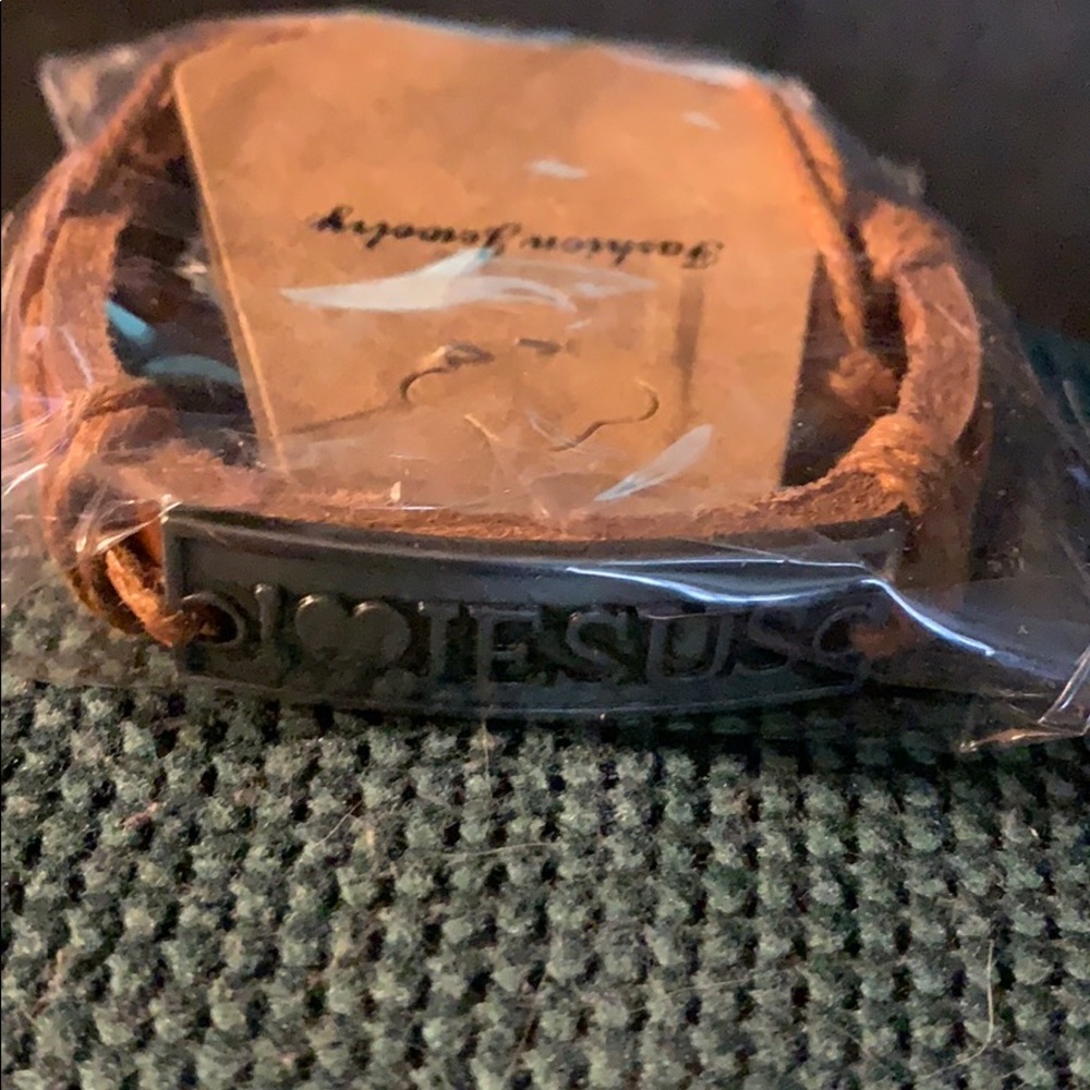 $3 w/ purchase 🛍💕NIB “I 💛 Jesus” bracelet